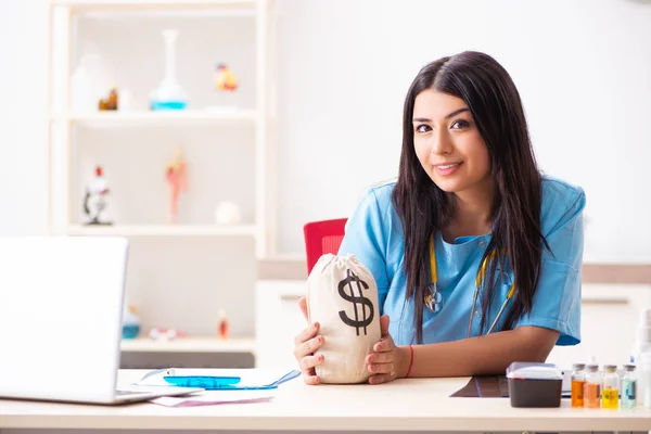 Young beautiful female doctor working in the clinic — Stock Photo, Image