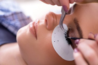 Kirpik uzatılıyor.