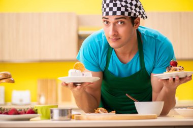 Adam evde pasta hazırlıyor.