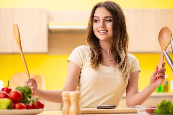 Jonge Vrouw Bereidt Salade Thuis Keuken — Stockfoto