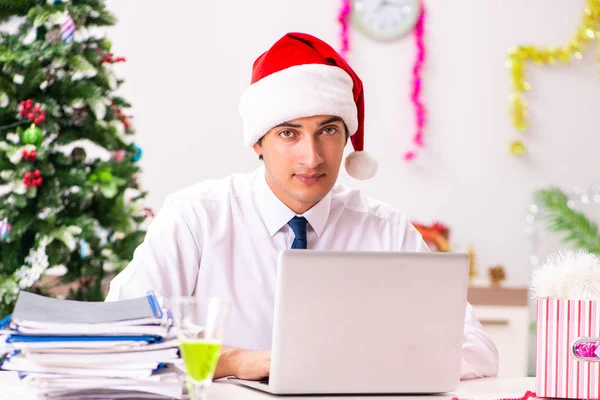 Employee businessman celebrating christmas in office — Stock Photo, Image