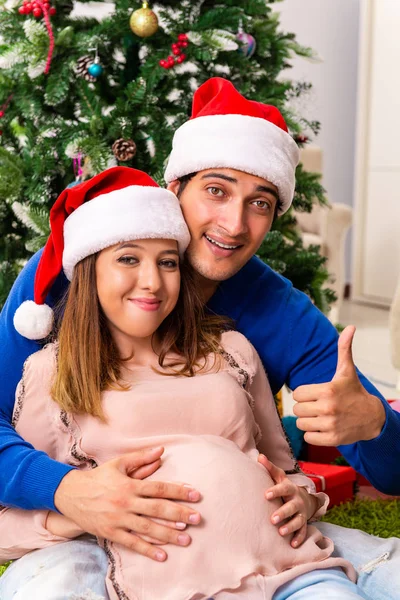 Femme enceinte céleste noël avec mari — Photo