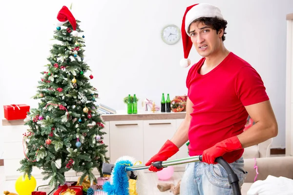 Hombre limpiando su apartamento después de la fiesta de Navidad — Foto de Stock