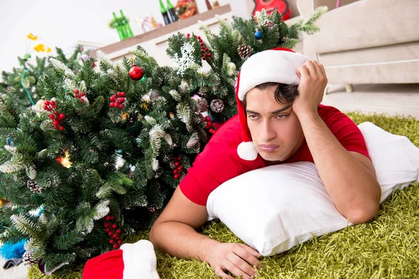 Młody mężczyzna pijany w domu po przyjęciu świątecznym — Zdjęcie stockowe