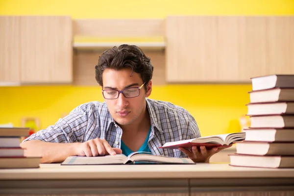 Étudiant se préparant à l'examen assis à la cuisine — Photo