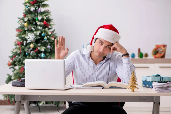 Operador de telesales durante a venda de natal no telefone — Fotografia de Stock