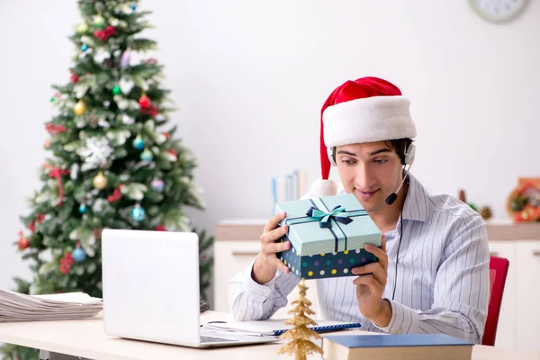 Telesalsoperatör under jul försäljning på telefon — Stockfoto