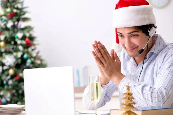 Telesales operator during christmas sale on the phone — Stock Photo, Image