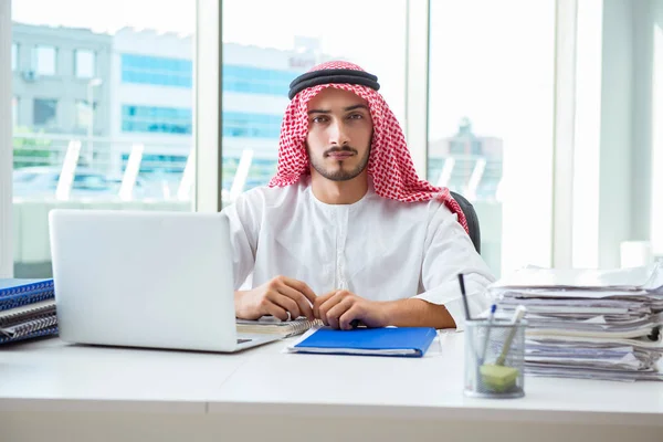 Uomo d'affari arabo che lavora in ufficio — Foto Stock