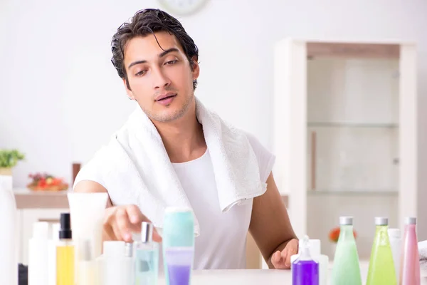 Молодий красивий чоловік у ванній кімнаті в концепції гігієни — стокове фото