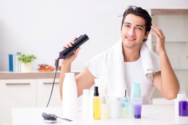 Jovem homem bonito no banheiro em conceito de higiene — Fotografia de Stock