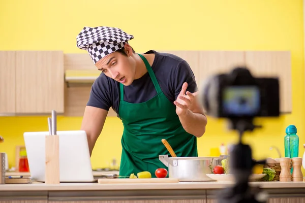 Młody bloger kucharski wyjaśniający przygotowanie żywności — Zdjęcie stockowe