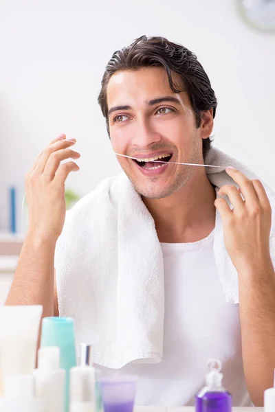 Jovem homem bonito no banheiro em conceito de higiene — Fotografia de Stock