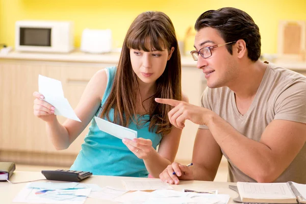 Junge Familie kämpft mit persönlicher Finanzierung — Stockfoto