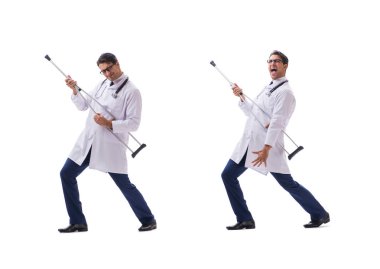 Genç doktor, beyaz sırtında tek başına yürüyor.