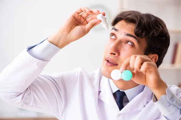 Jovem oftalmologista bonito médico com lentes de contato em hos — Fotografia de Stock