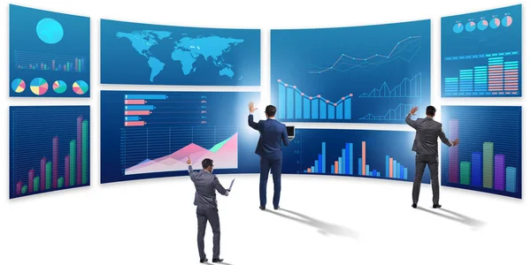 Geschäftsmann in Business Visualisierung und Infografik-Konzept — Stockfoto