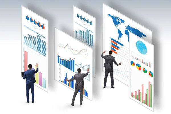 Imprenditore nella visualizzazione aziendale e nel concetto di infografica — Foto Stock