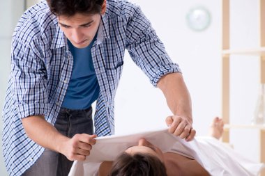 Ölen karısının yasını tutan adam.