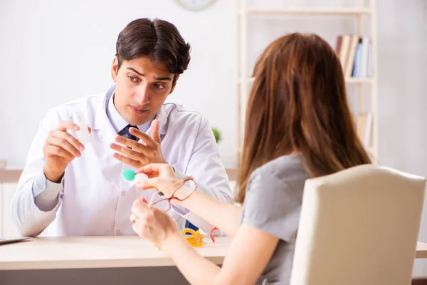 Jovem mulher visitando médico oftalmologista no hospital — Fotografia de Stock