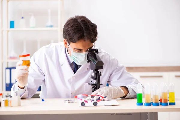 Jeune beau chimiste travaillant dans le laboratoire — Photo