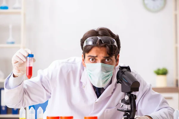 Młody przystojny chemik pracujący w laboratorium — Zdjęcie stockowe