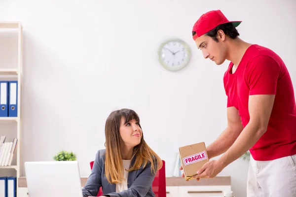 Courier delivering parcel to the office — Stock Photo, Image