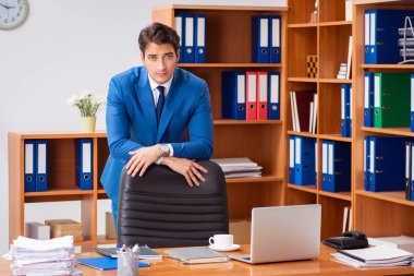 Ofiste çalışan genç bir çalışan.