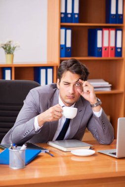 Ofiste çalışan genç bir çalışan.