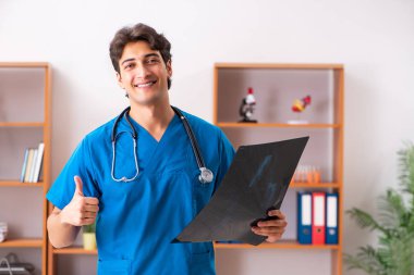 Klinikte çalışan genç, yakışıklı bir radyolog. 