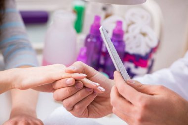 Manikür seansı sırasında eller