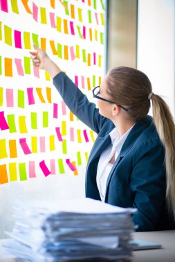 Çelişkili öncelikleri olan güzel bayan çalışan. 