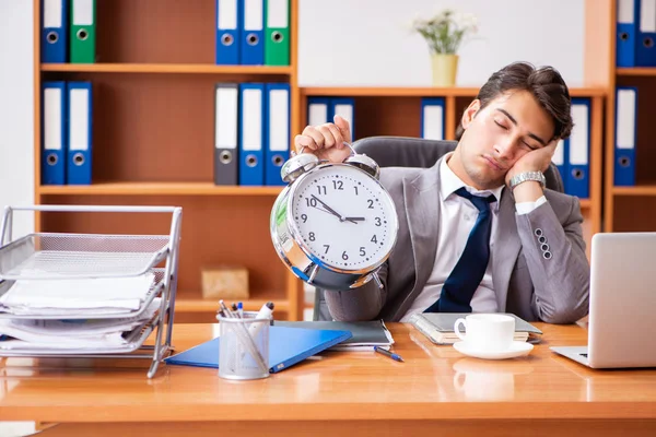 Junge Angestellte im Büro — Stockfoto