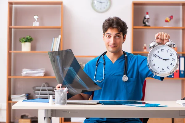 Klinikte çalışan genç, yakışıklı bir radyolog. — Stok fotoğraf