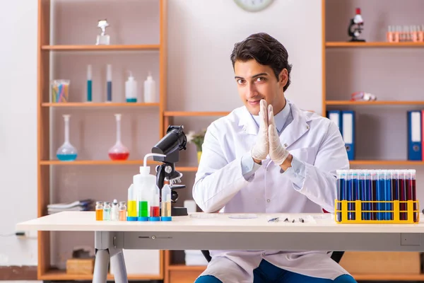 Joven bioquímico guapo trabajando en el laboratorio —  Fotos de Stock