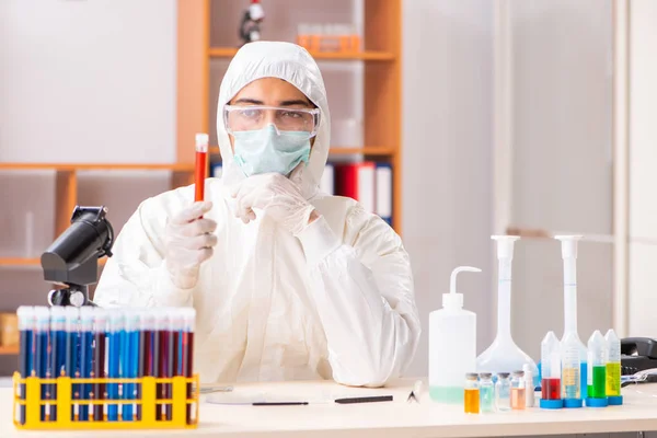 研究室で働いてる保護服を着た若い生化学者 — ストック写真
