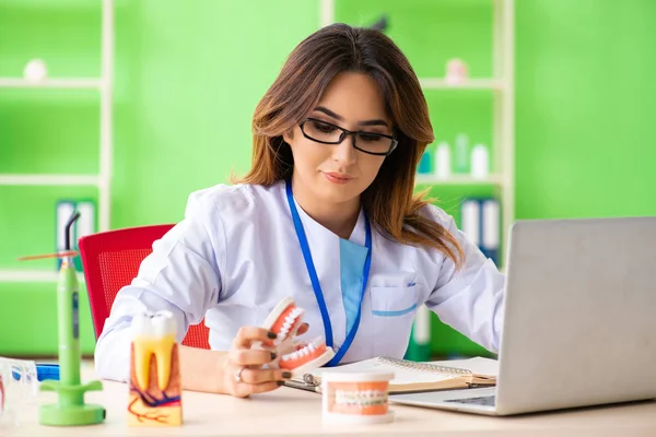 Mujer dentista trabajando en implantes dentales — Foto de Stock