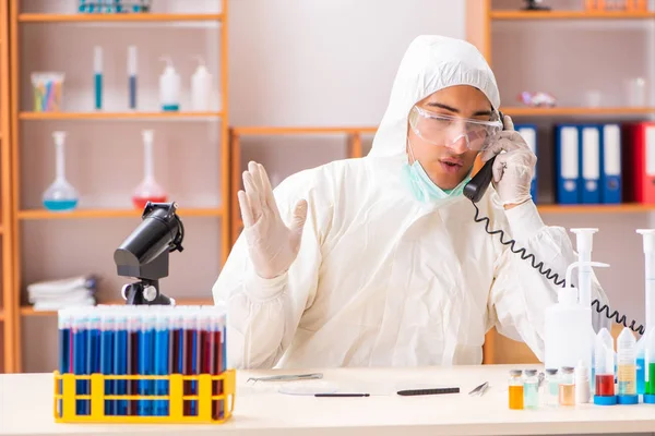 Fiatal biokémikus védőruhát visel a laborban. — Stock Fotó