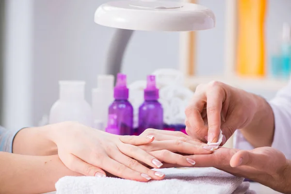 Manos durante la sesión de cuidado de manicura — Foto de Stock