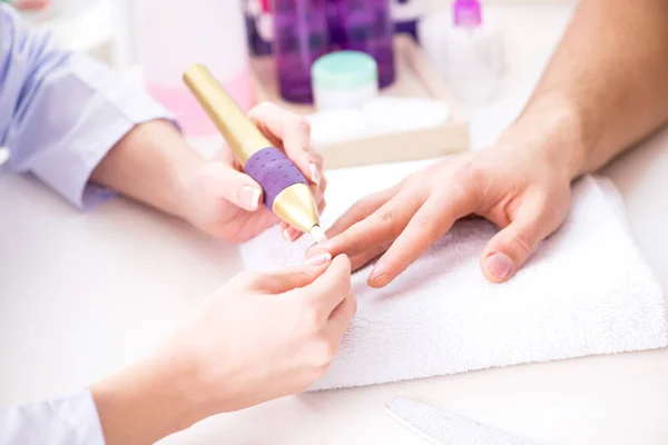 Mãos durante a sessão de cuidados de manicure — Fotografia de Stock