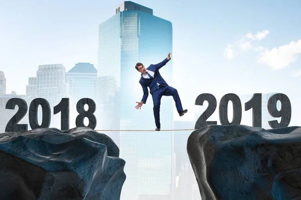Businessman balancing between 2018 and 2018 — Stock Photo, Image