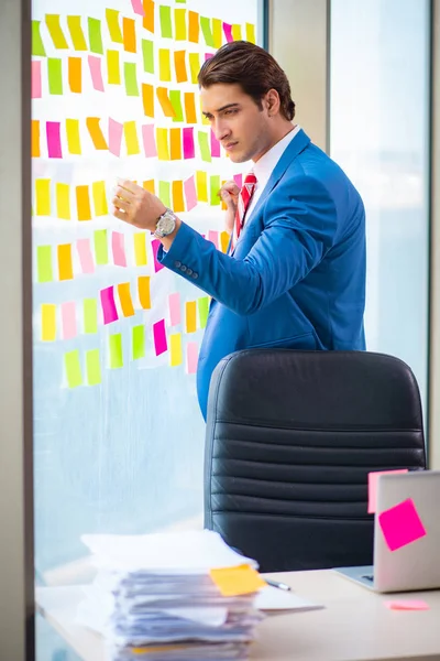 Joven Empleado Guapo Con Muchas Prioridades Contradictorias — Foto de Stock