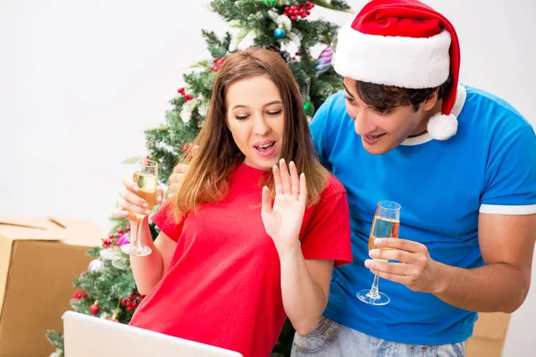 Giovane famiglia che celebra il Natale in una nuova casa — Foto Stock