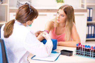 Kan tahlili sırasında genç ve güzel bir kadın. 