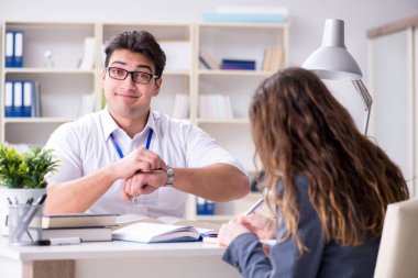 Satış yardımcısı müşteriyle işlemi tartışıyor