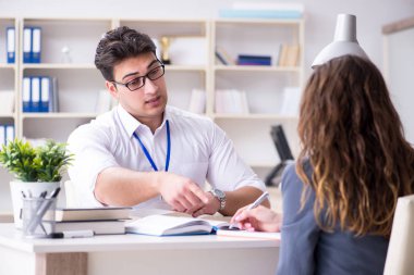 Satış yardımcısı müşteriyle işlemi tartışıyor