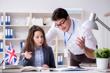 Öğretmen dil eğitiminde öğrenciye açıklama yapıyor