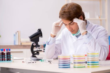 Laboratuvarda çalışan genç bir kimyager. 