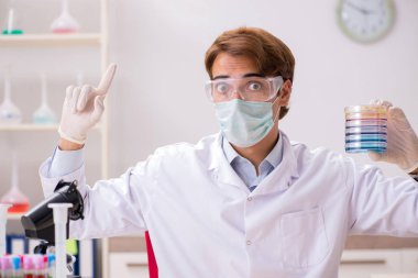 Laboratuvarda çalışan genç bir kimyager. 