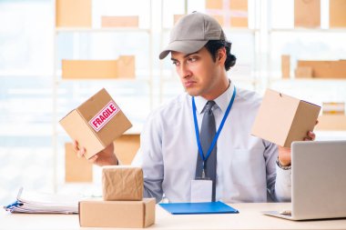 Kutu taşıma servisinde çalışan erkek çalışan.